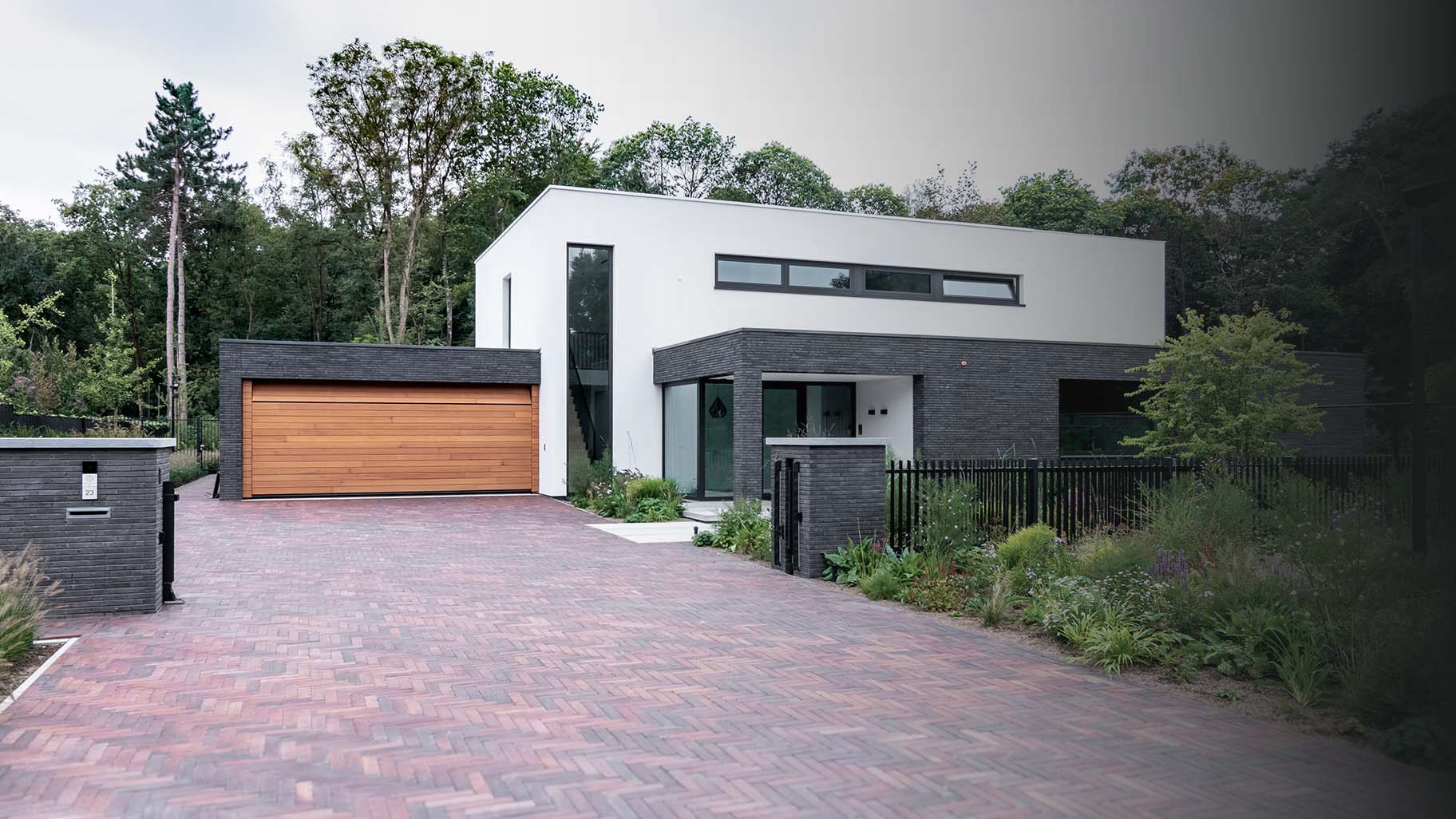 Houten sectionaaldeur van Red Cedar hout bij witte villa