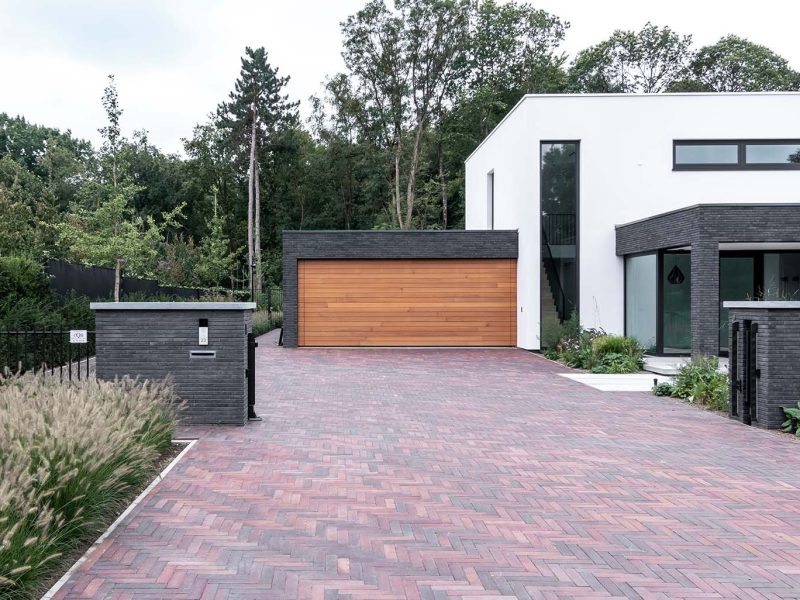 Houten sectionaaldeur van Red Cedar hout bij witte villa