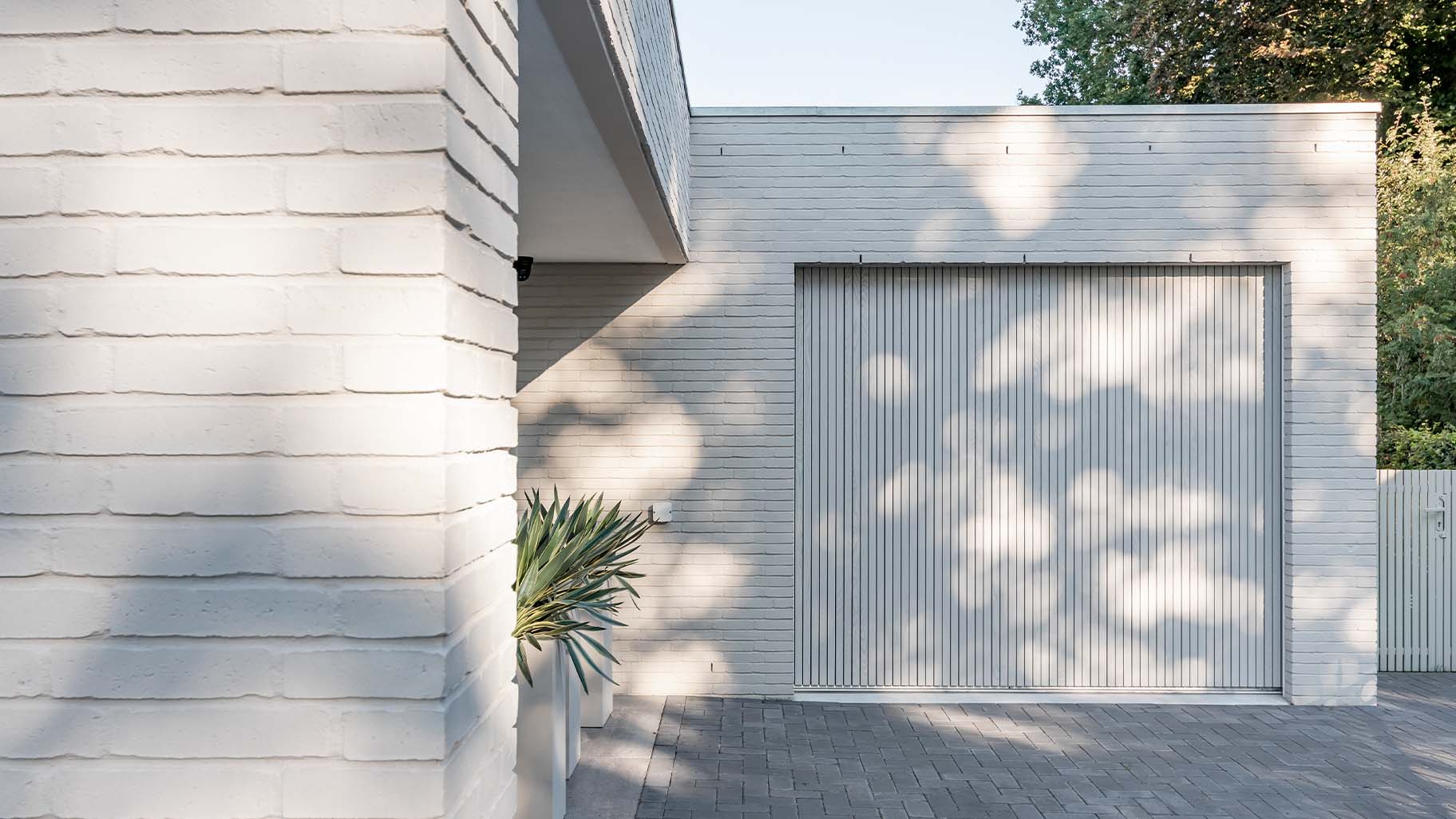 Zijwaartse garagedeur met verticale sectieverdeling met houten garagedeur met verticale latten