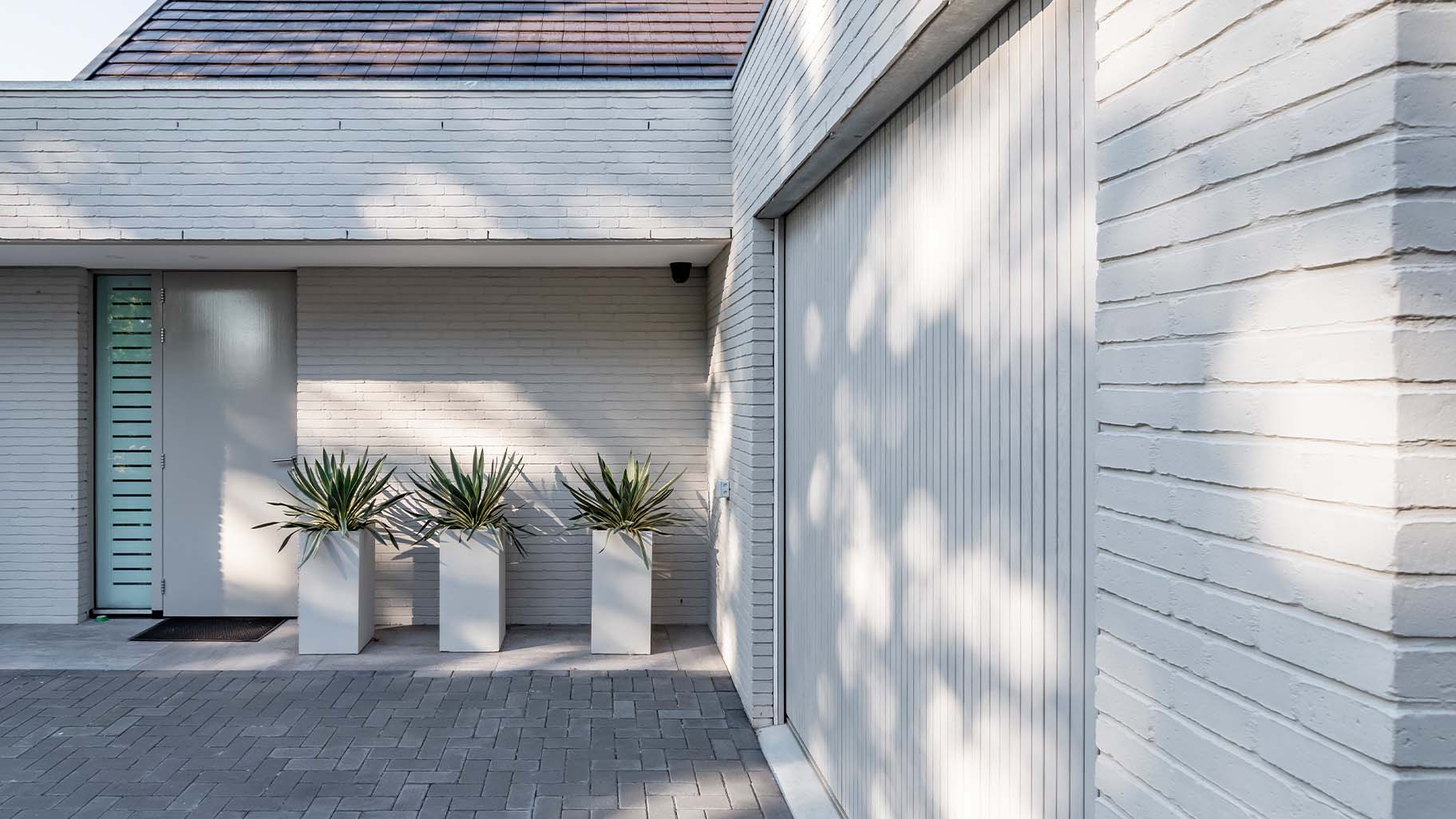 Zijwaartse garagedeur met verticale sectieverdeling met houten garagedeur met verticale latten