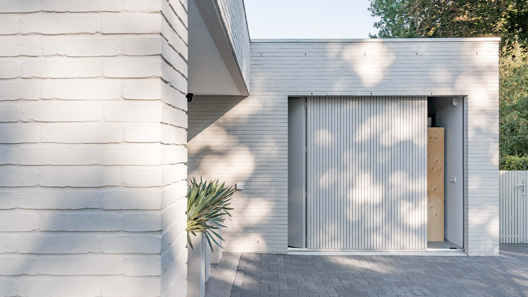 Zijwaartse garagedeur met verticale sectieverdeling met houten garagedeur met verticale latten