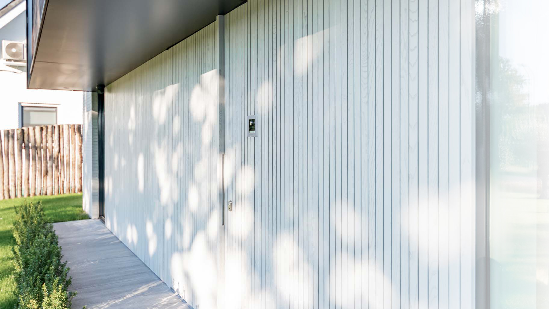 Houten taatsdeur gelijk met de gevel