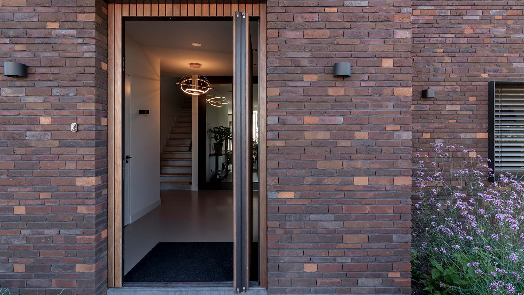 Taatsdeur als voordeur met hout bekleed van binnen- en buitenkant