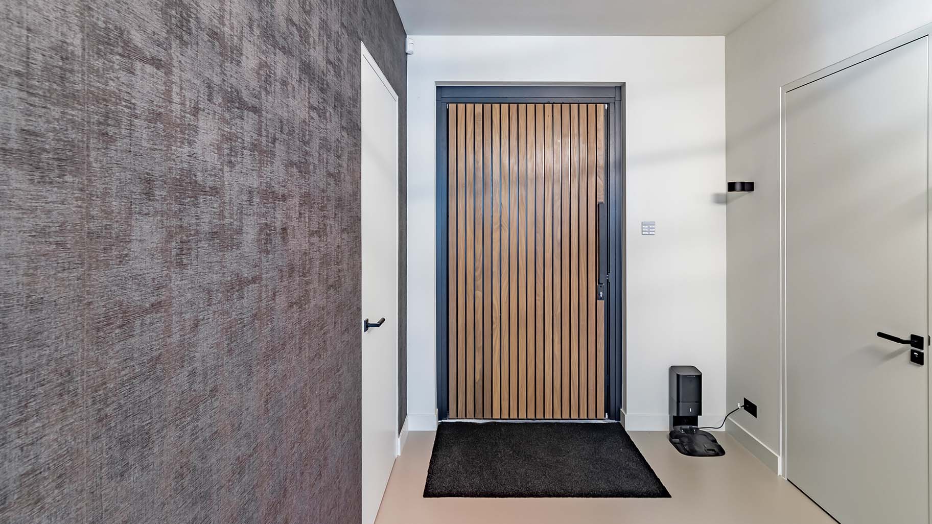 Taatsdeur als voordeur met hout bekleed van binnen- en buitenkant