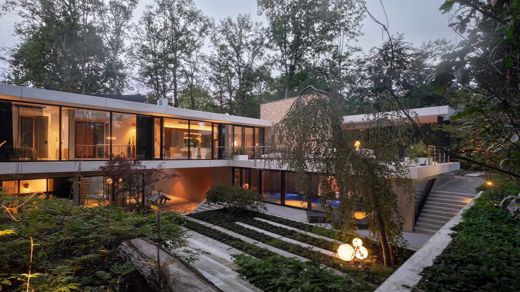 Villa met garagedeur