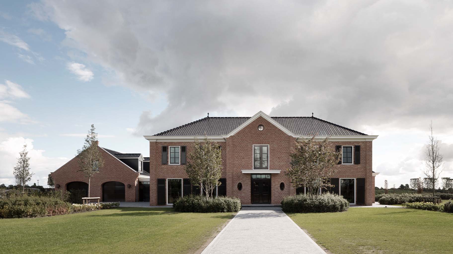 Klassieke houten garagedeuren met boogvorm