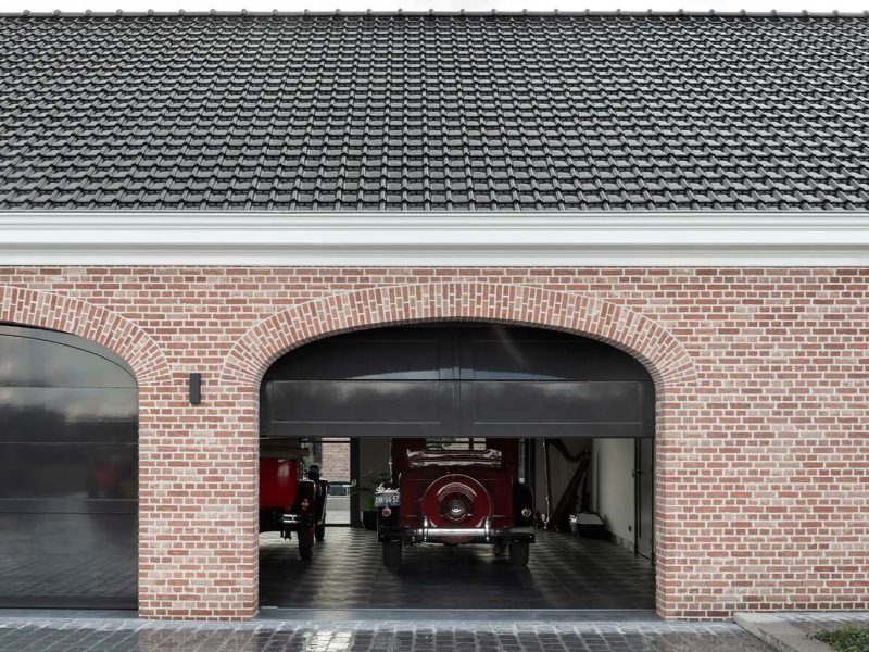 Klassieke houten garagedeuren met boogvorm