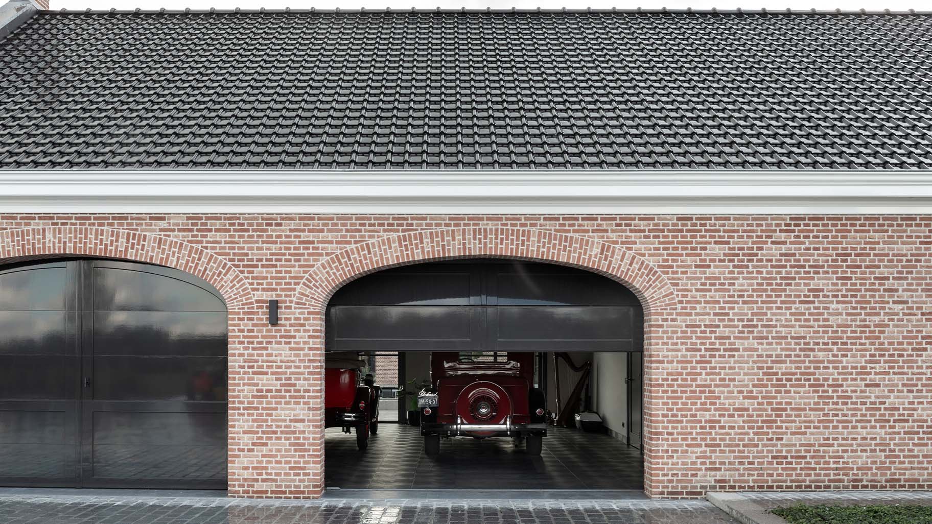 Klassieke houten garagedeuren met boogvorm