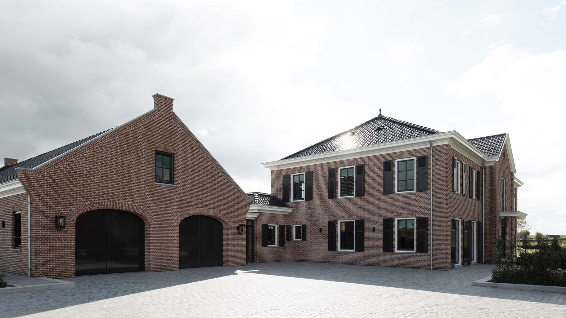 Klassieke houten garagedeuren met boogvorm