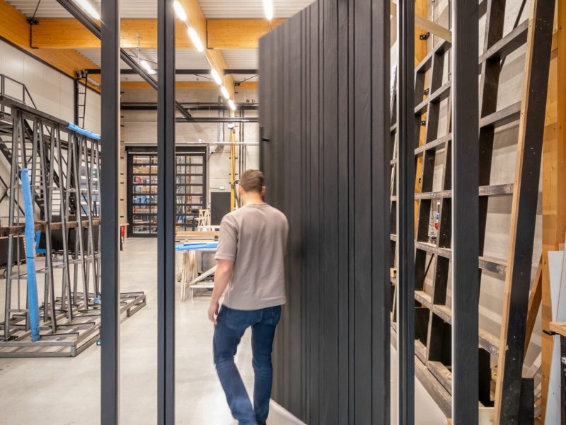 Shou Sugi Ban houten taatsdeur, met verticale latten in wisselende breedtes, afgewerkt met de traditionele Japanse houtverbrandingstechniek in productie van Different Doors