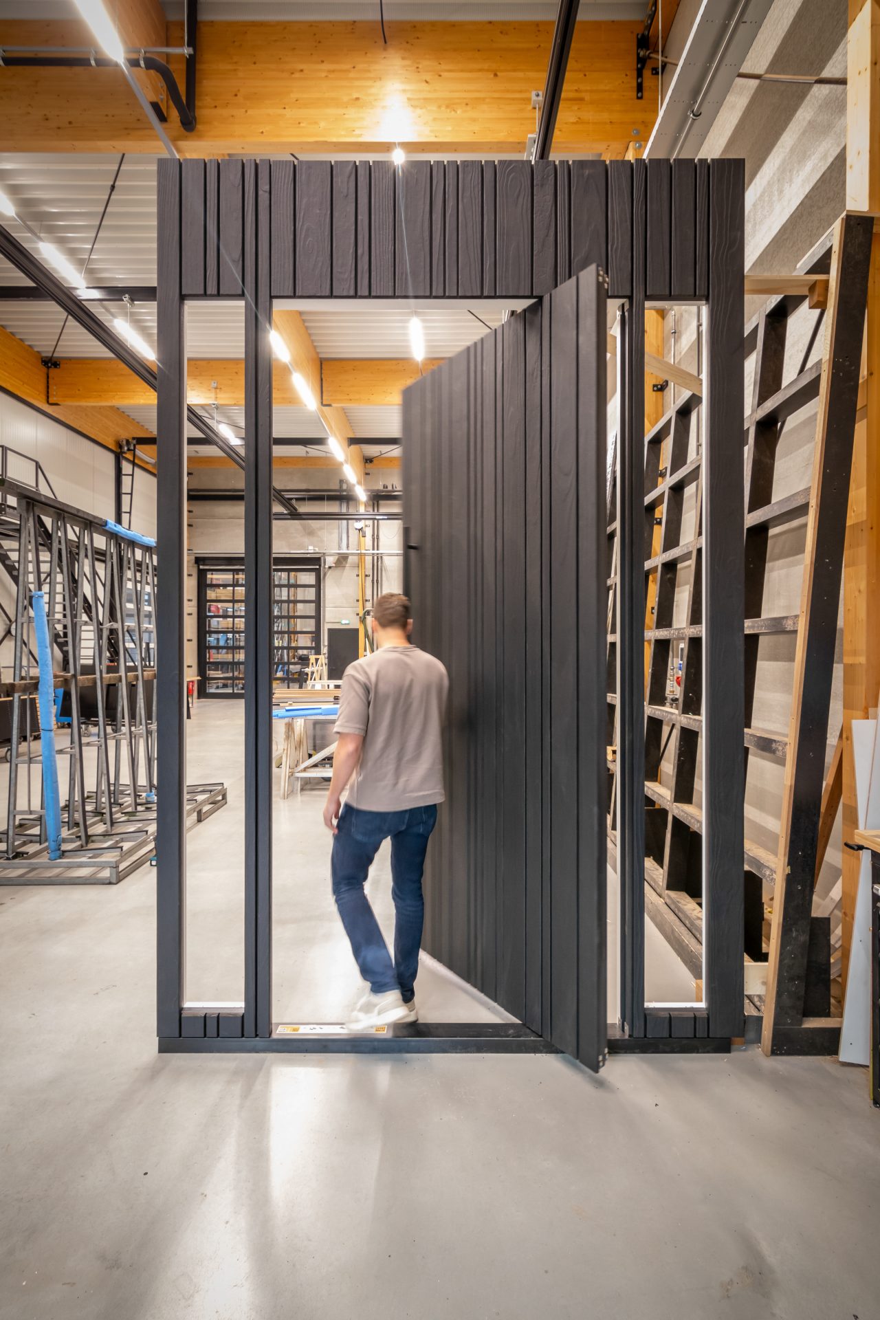 Shou Sugi Ban houten taatsdeur, met verticale latten in wisselende breedtes, afgewerkt met de traditionele Japanse houtverbrandingstechniek in productie van Different Doors