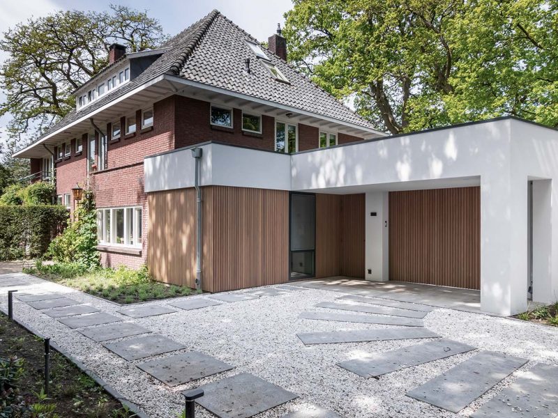 Houten zijwaartse garagedeur bij jaren '30 woning