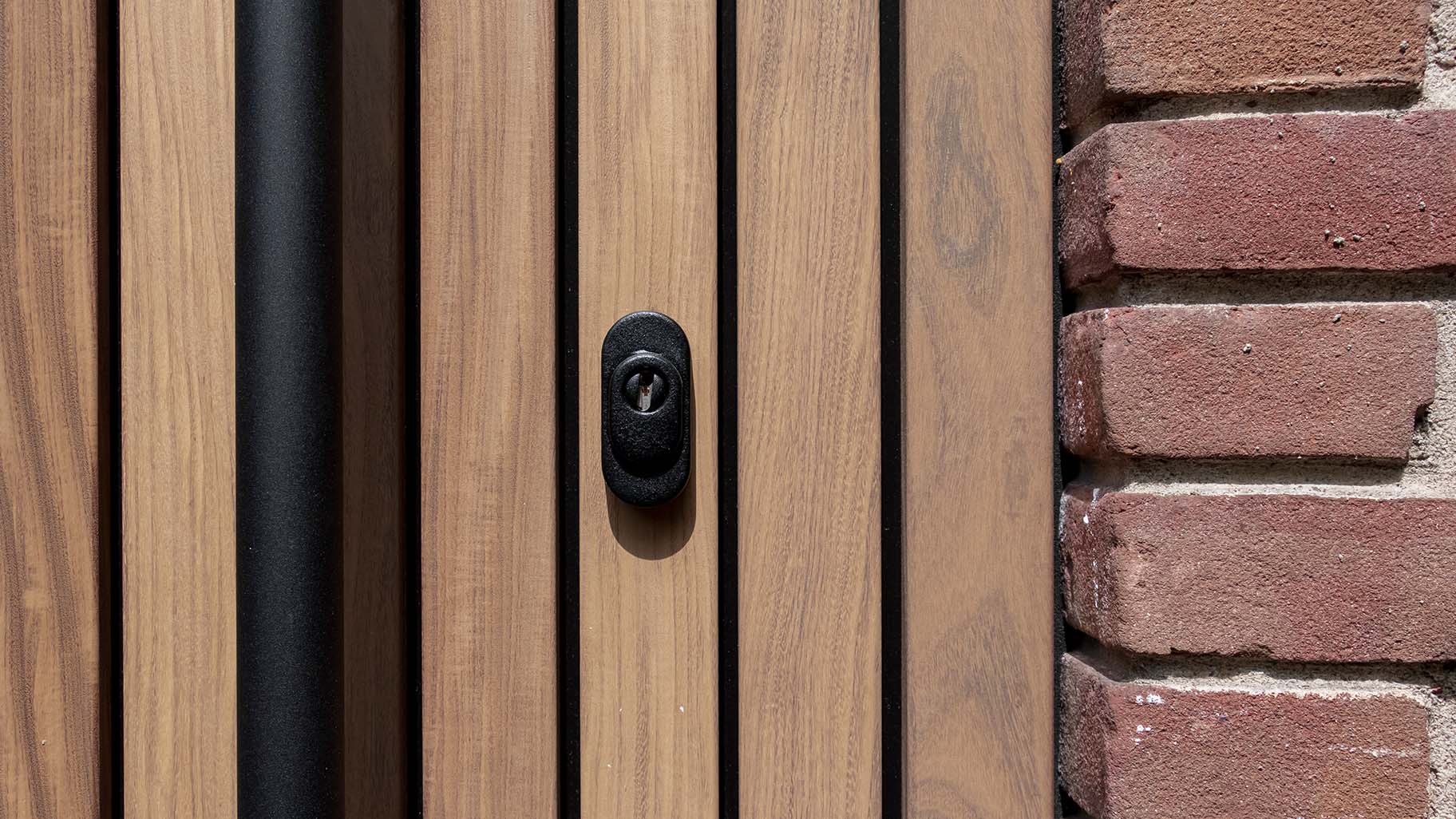 houten garagedeur met slot