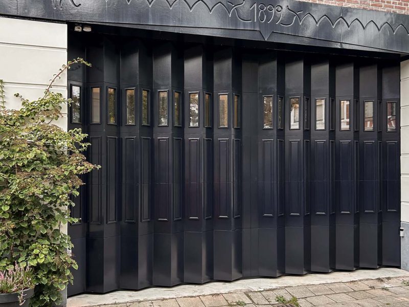 Monumentale garagedeur Different Doors