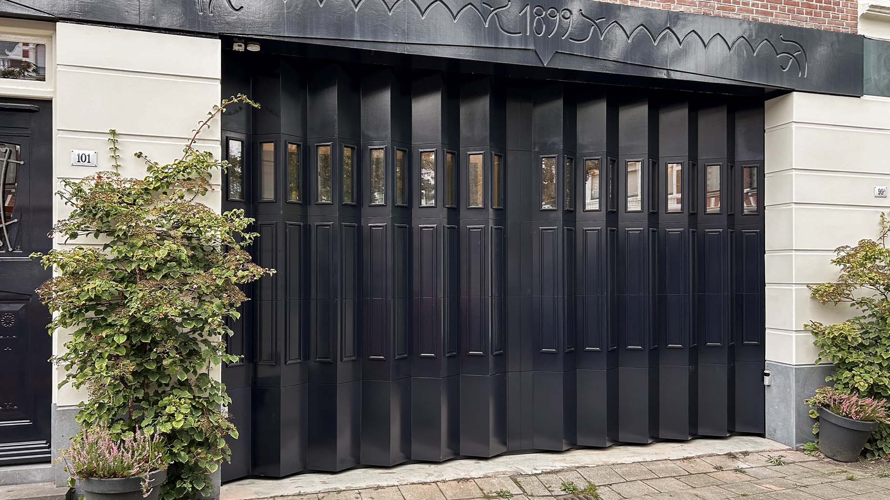 Monumentale garagedeur Different Doors