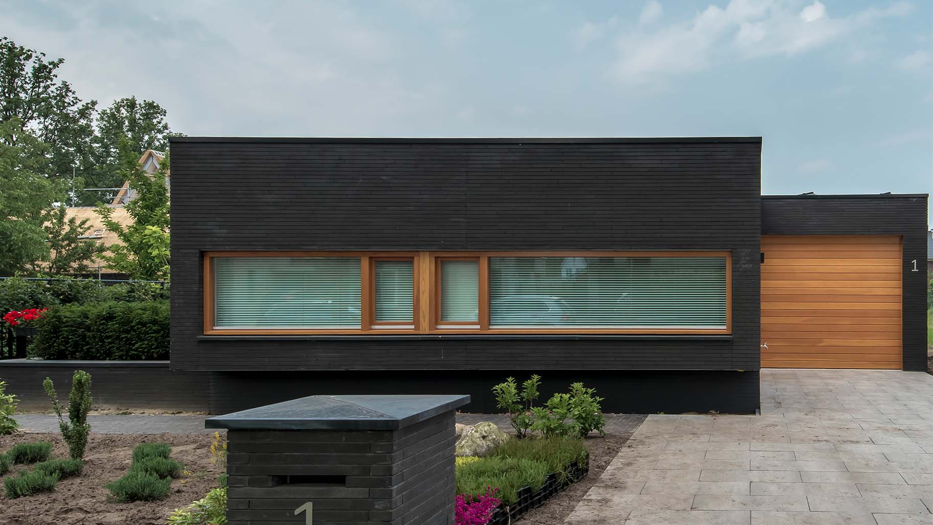 Oregon pine houten sectionaaldeur van different doors