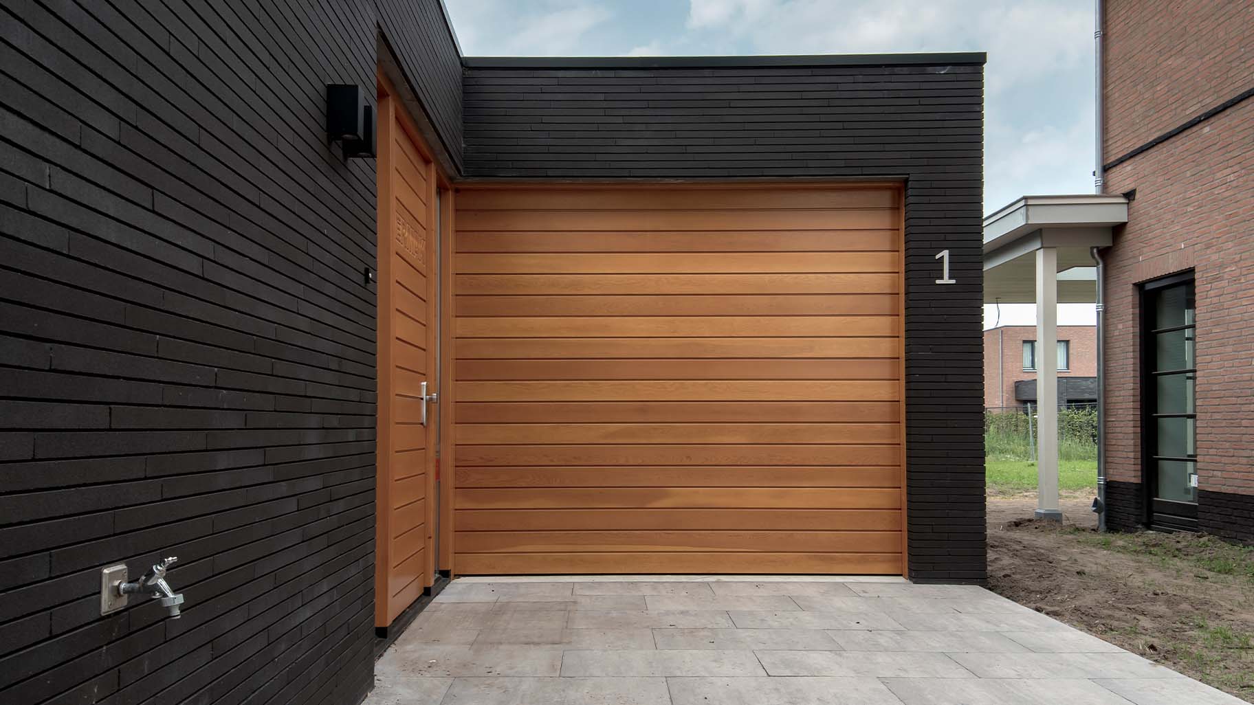 Oregon pine houten sectionaaldeur van different doors