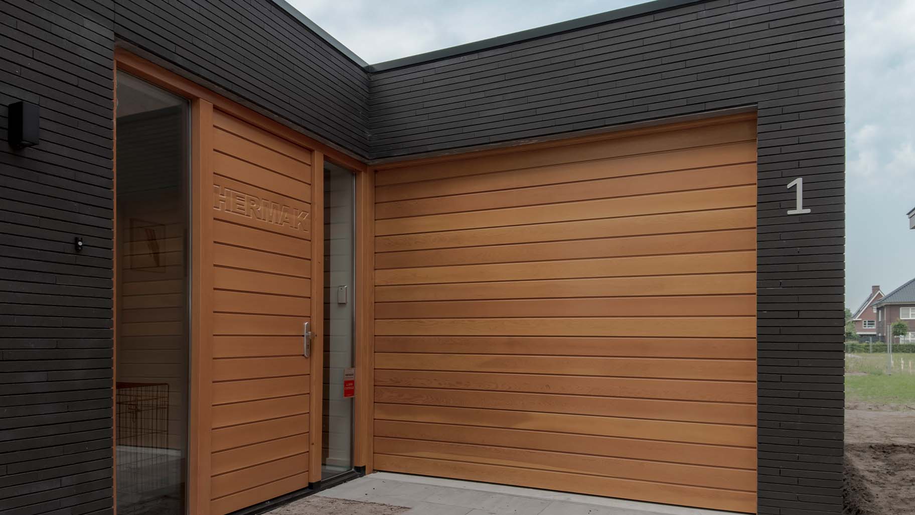 Oregon pine houten sectionaaldeur van different doors