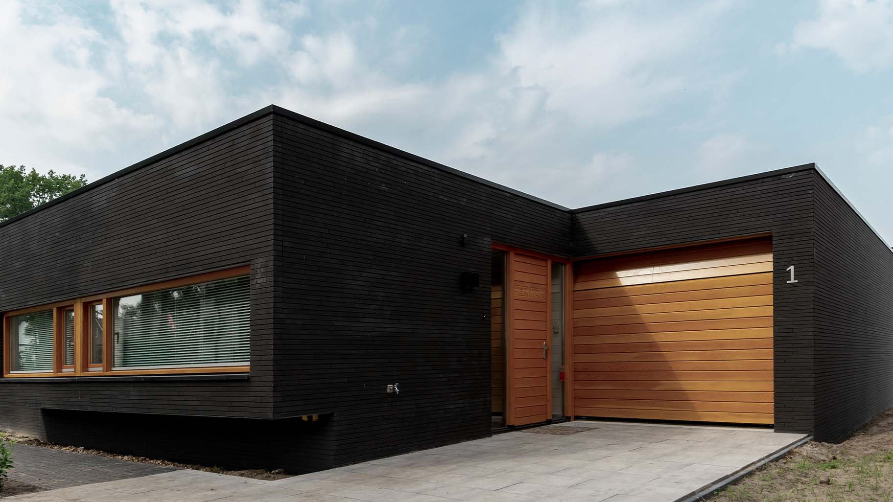 Oregon pine houten sectionaaldeur van different doors