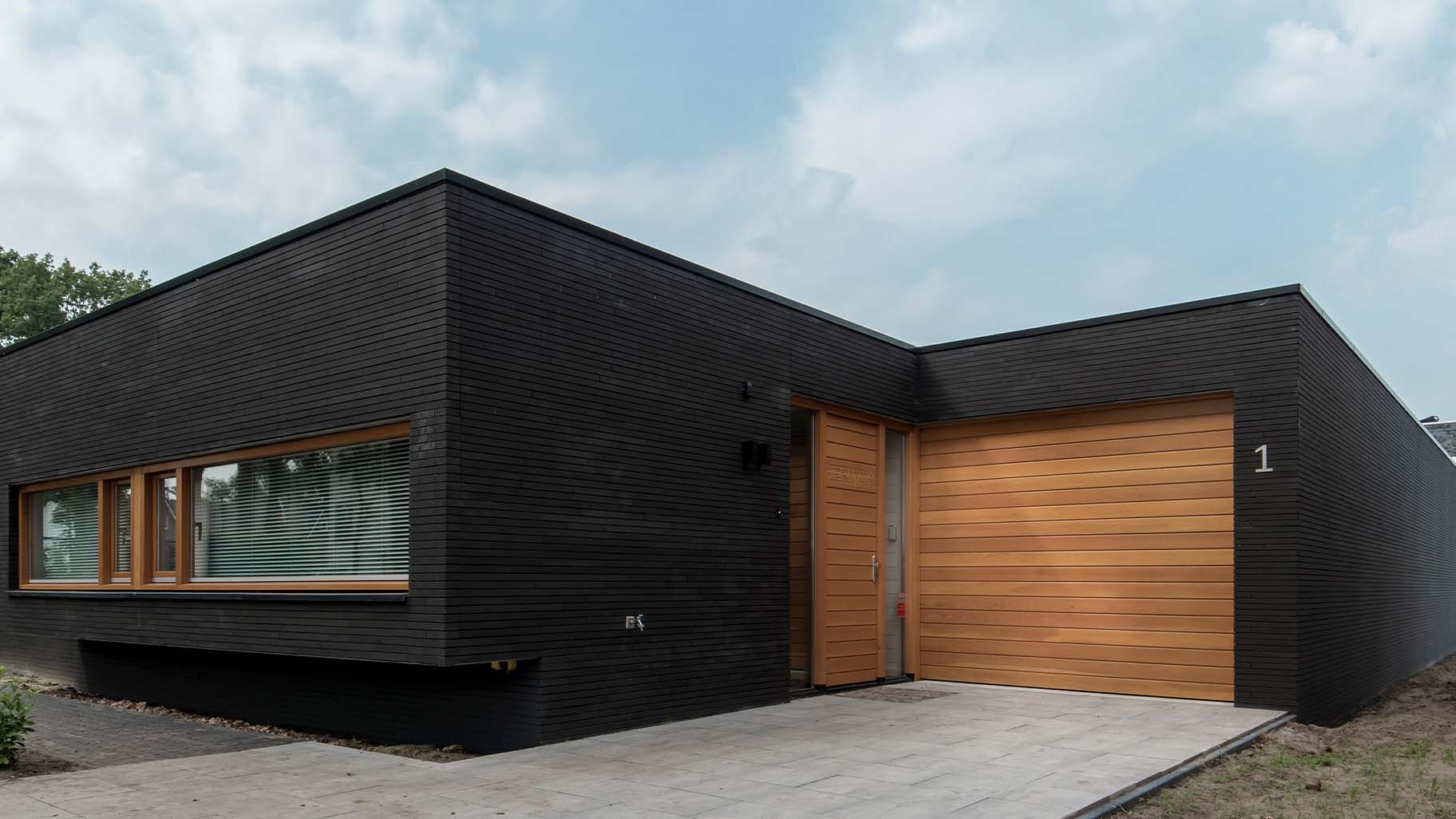 Oregon pine houten sectionaaldeur van different doors