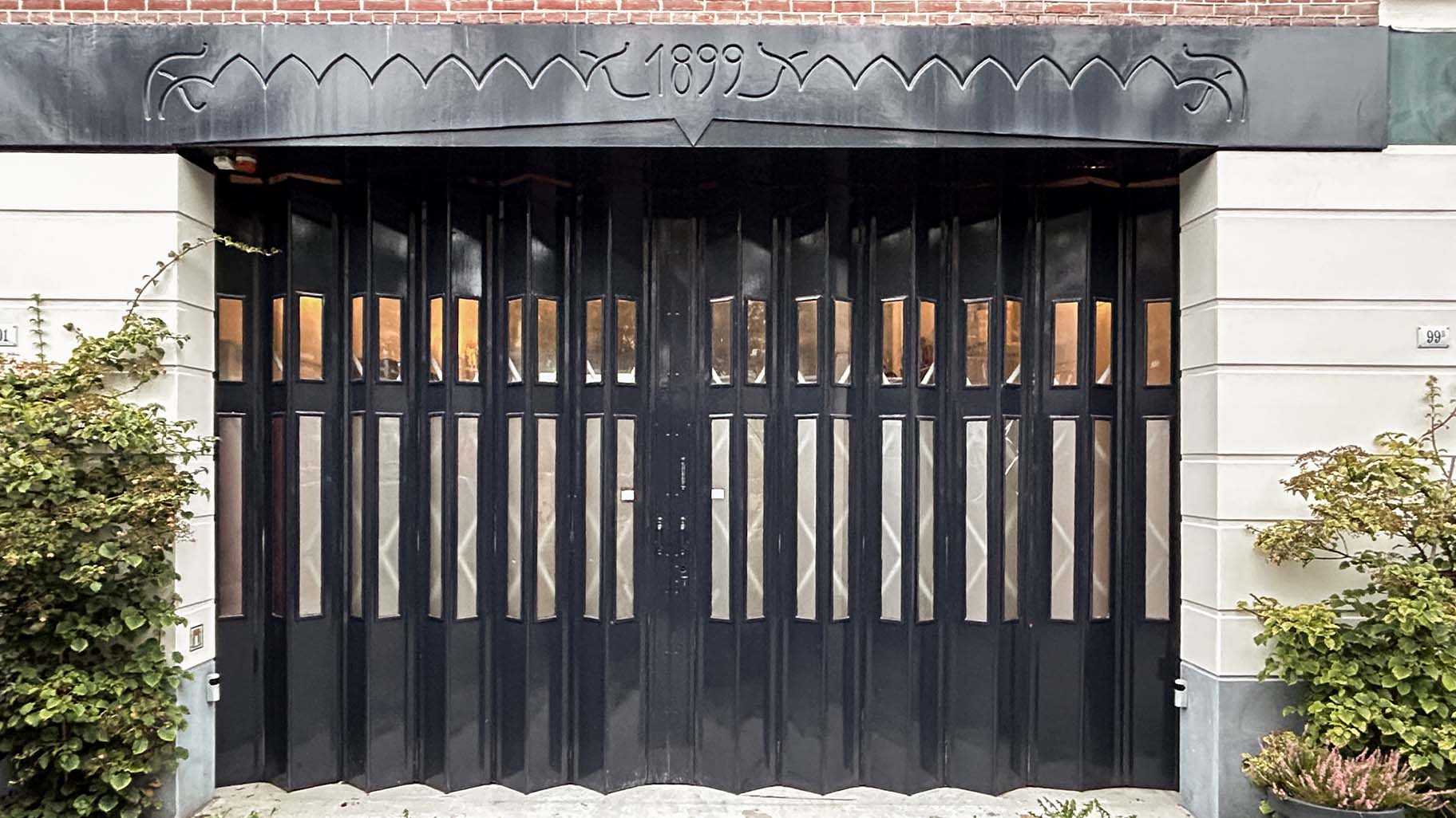 Oude zijwaartse garagedeur