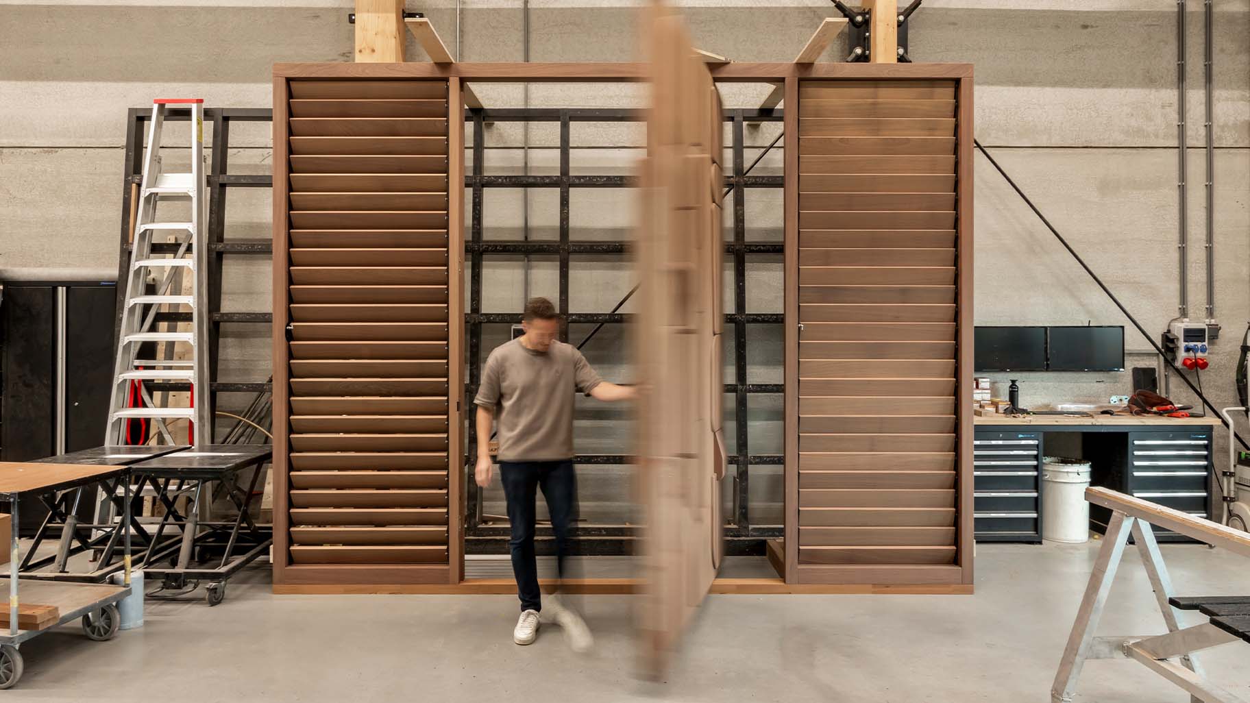 Taatsdeur en sectionaaldeur mahonie Different Doors