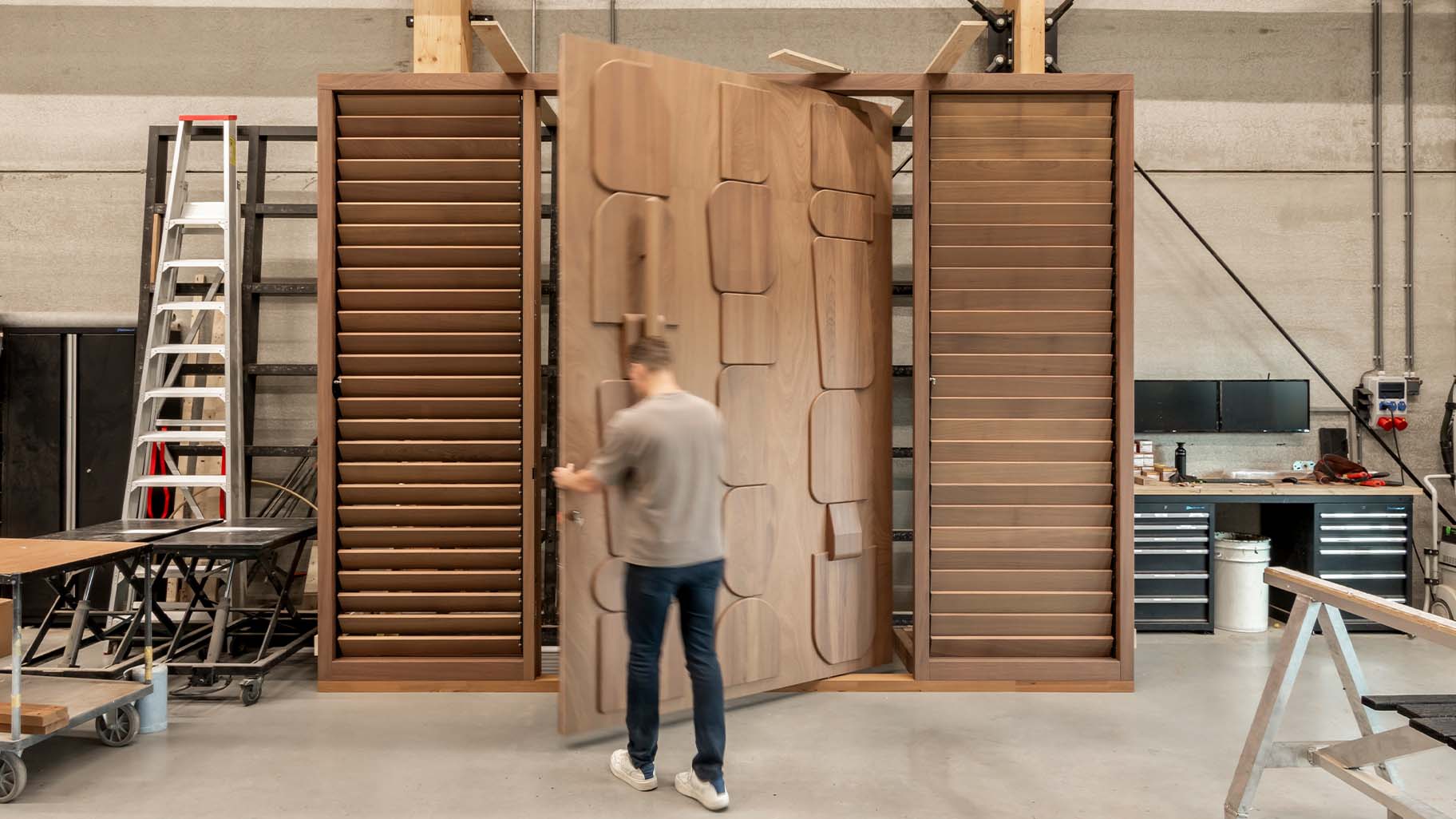 Houten taatsdeur als voordeur en sectionaaldeur voor op Curacao ter entree