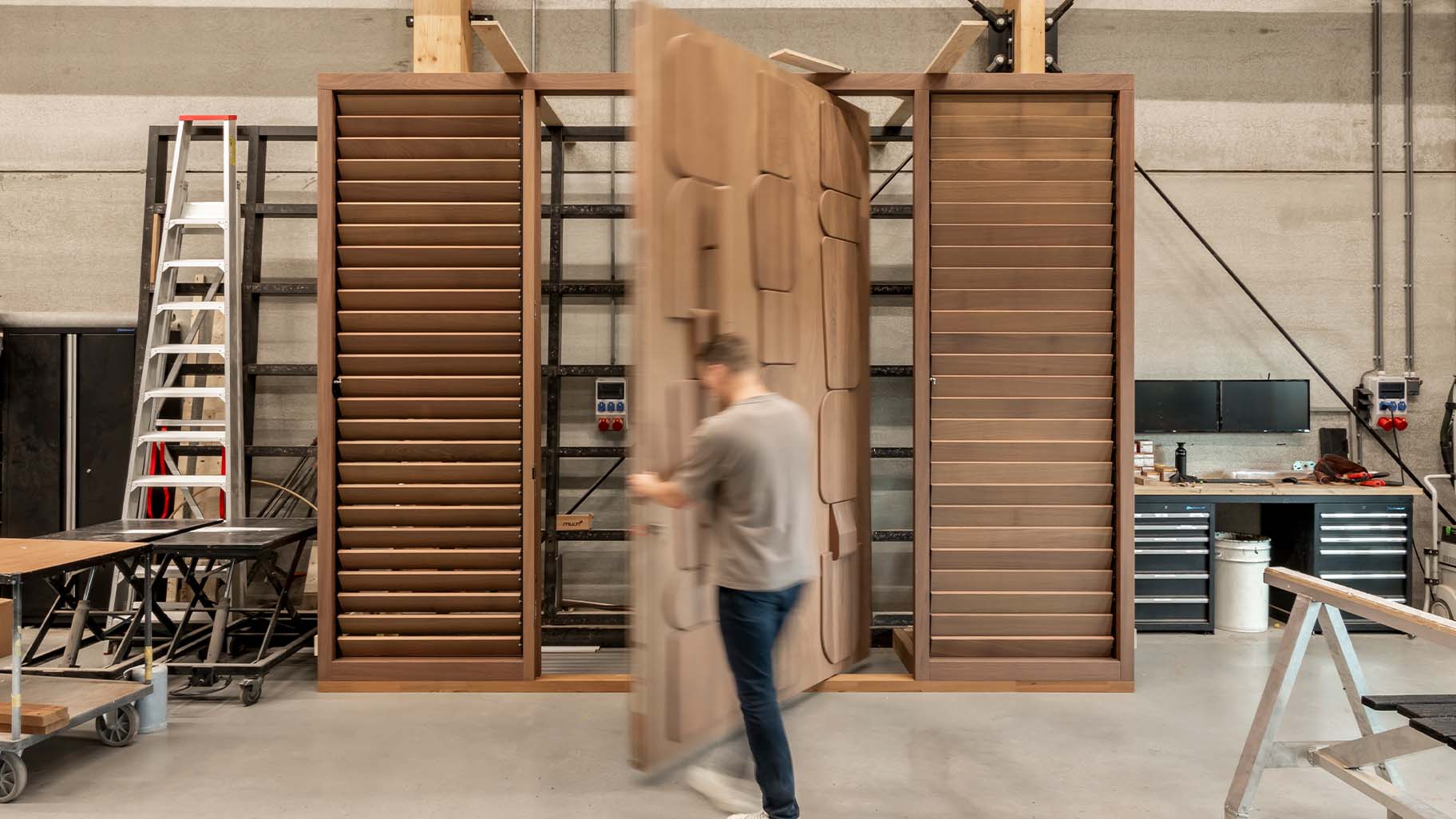 Taatsdeur en sectionaaldeur Different Doors Curacao ter entree