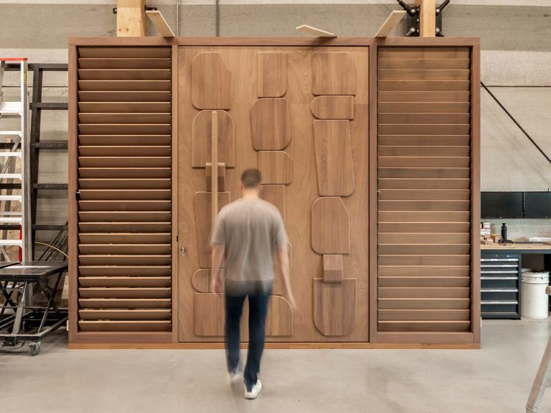 Houten taatsdeur als voordeur en sectionaaldeur voor op Curacao ter entree