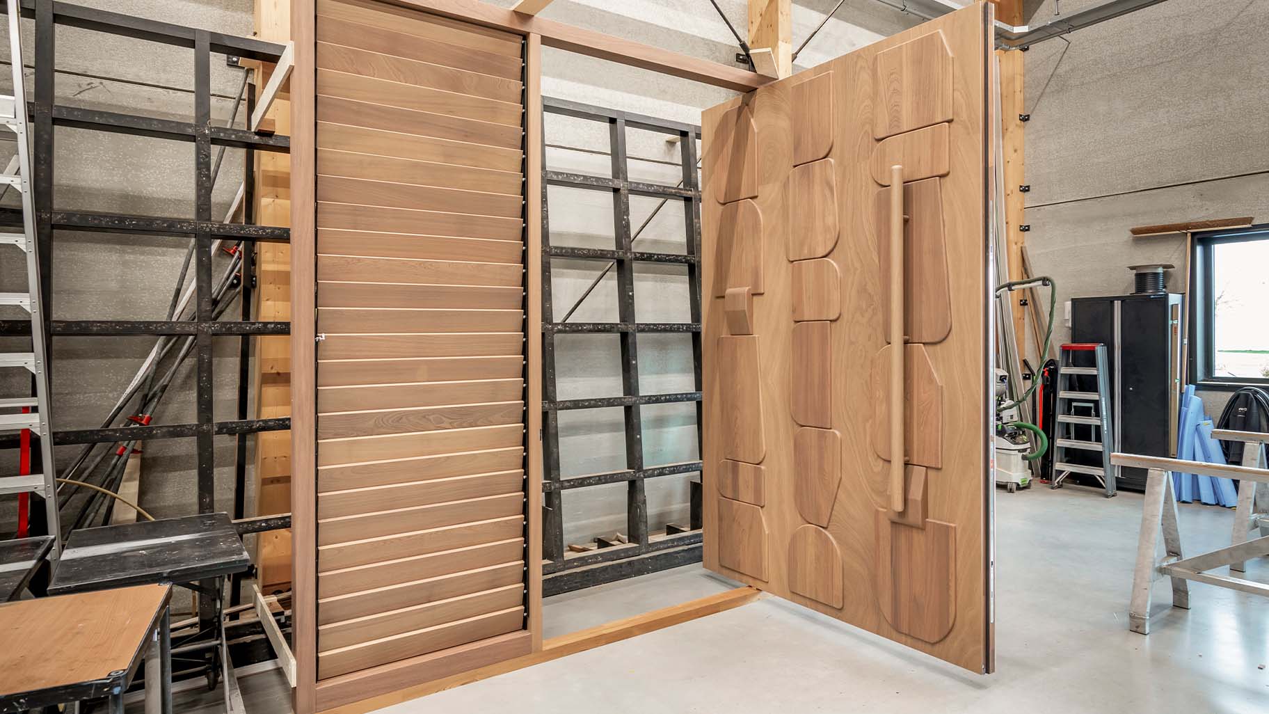 Houten taatsdeur als voordeur en sectionaaldeur voor op Curacao ter entree