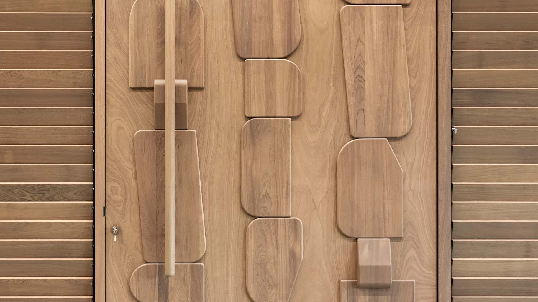 Taatsdeur en sectionaaldeur mahonie Different Doors