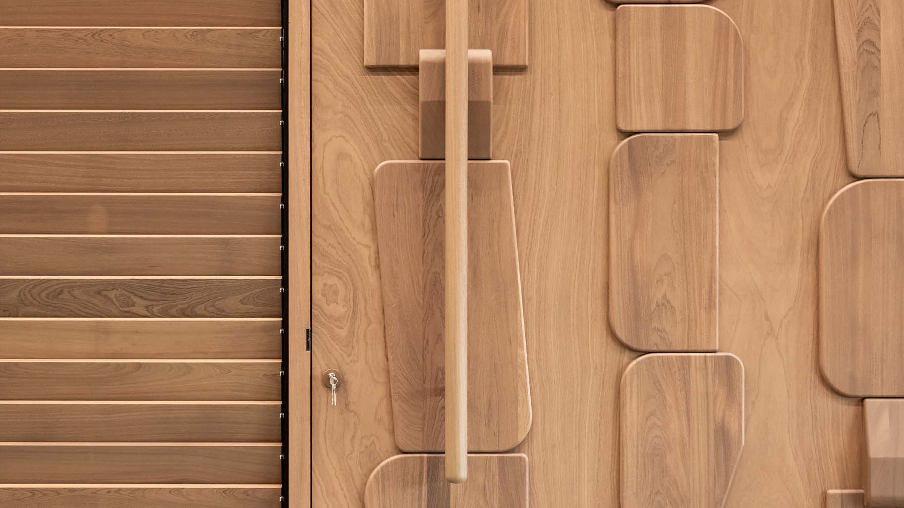 Taatsdeur en sectionaaldeur voor Hotel Van Der Valk op Curacao ter entree