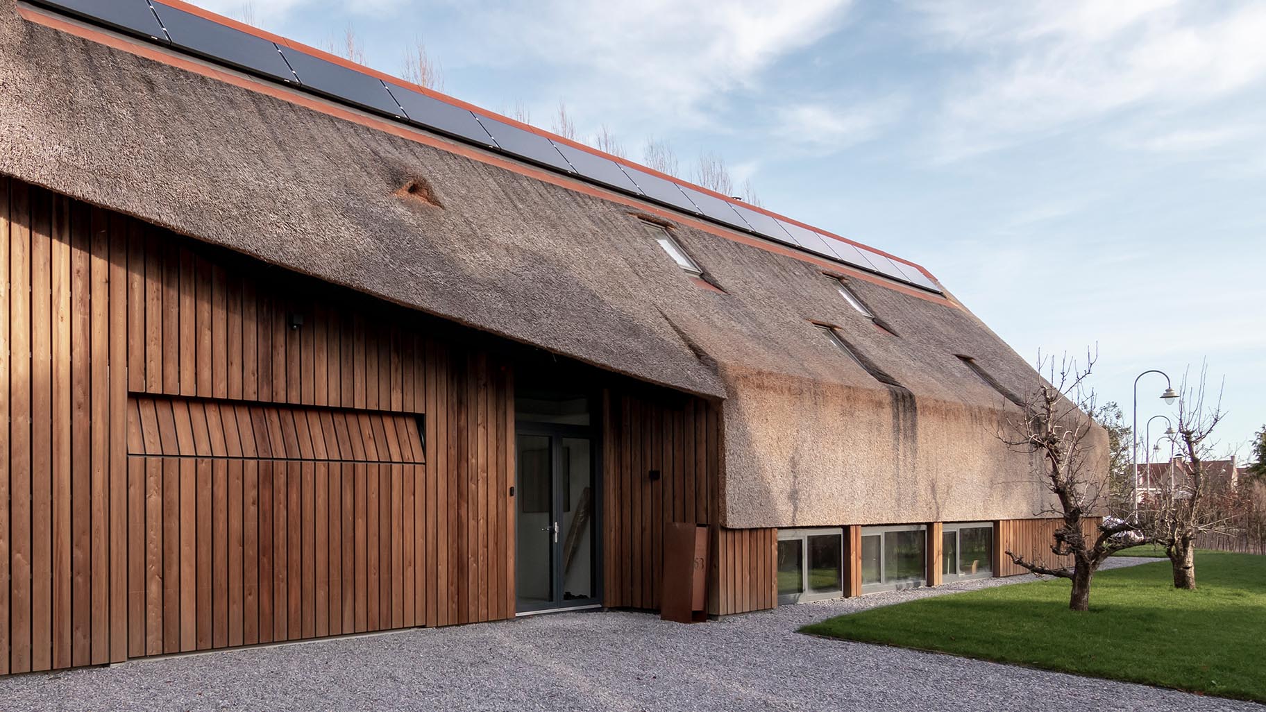 Verticale houten garagedeur