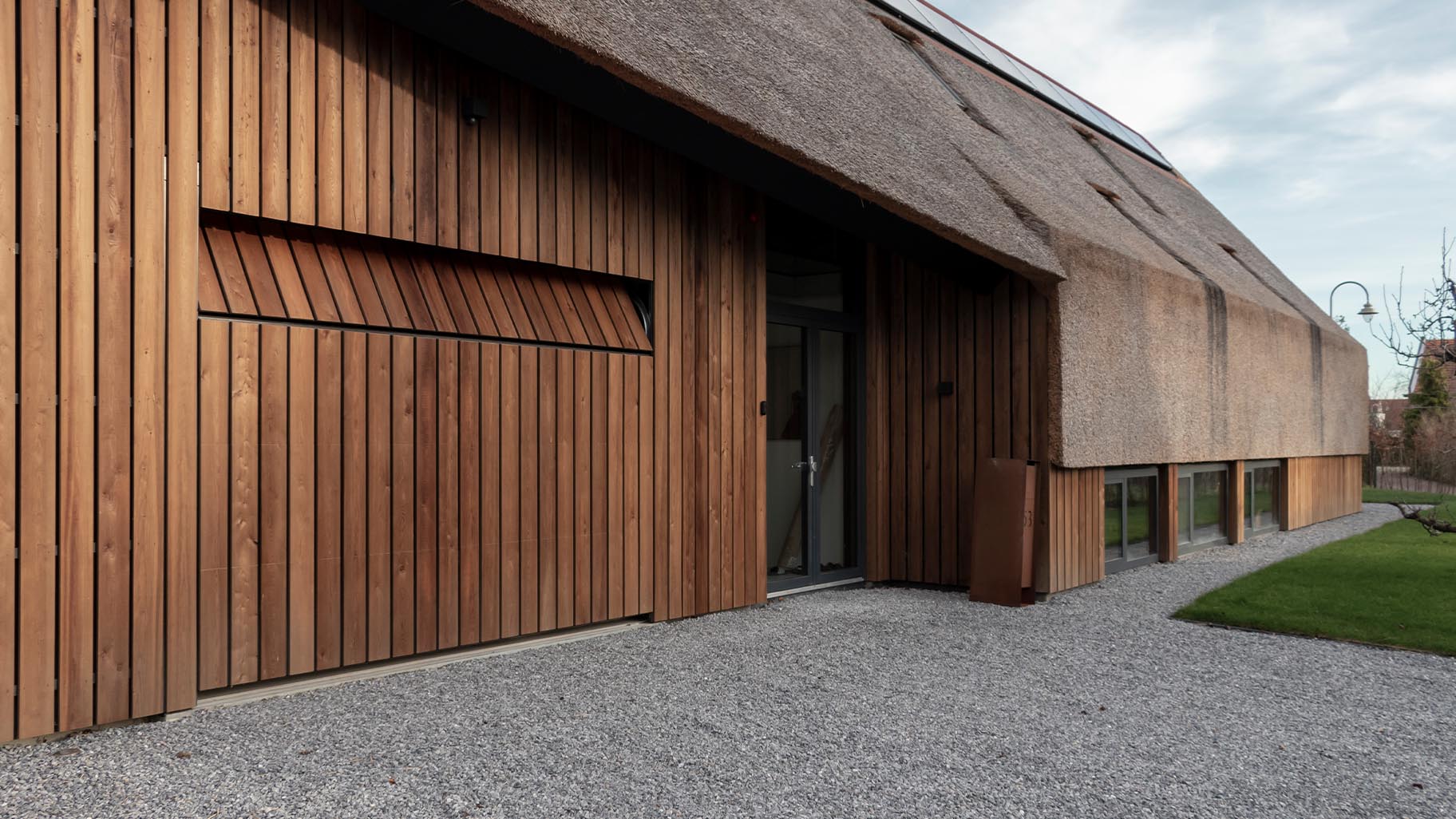 Verticale houten garagedeur