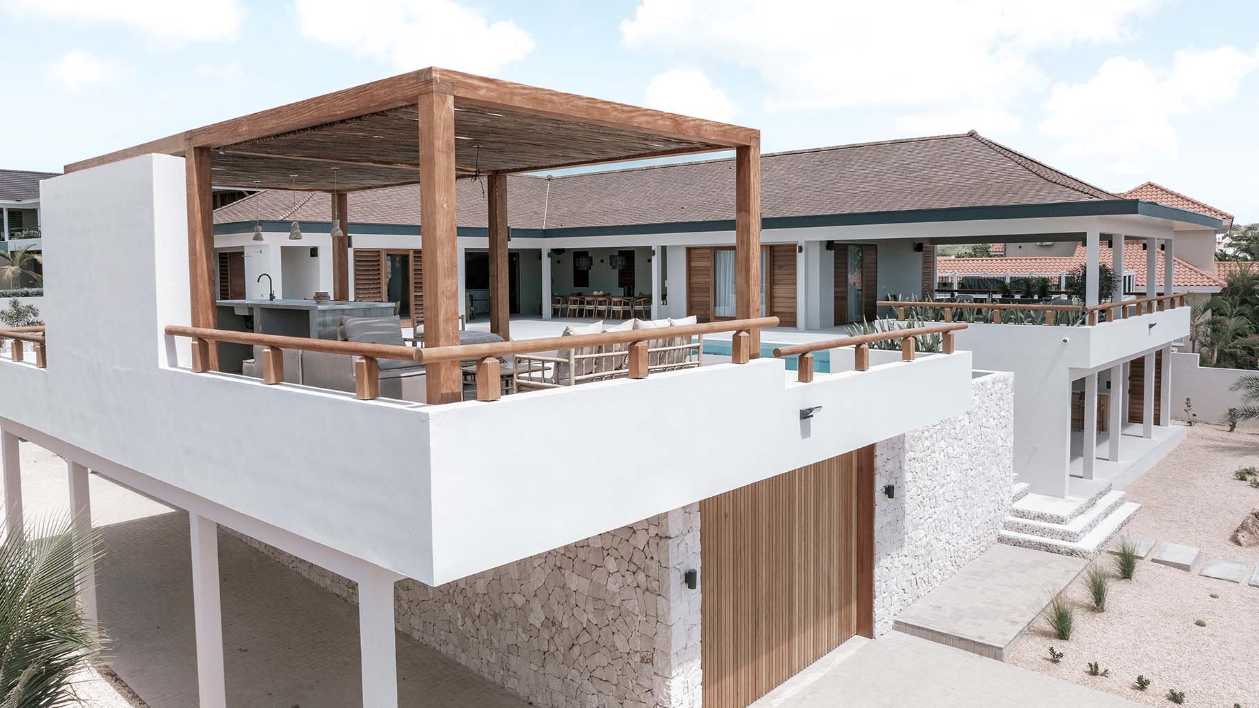 Zijwaartse garagedeur op Curaçao