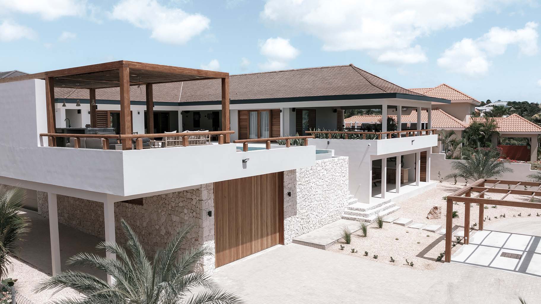 Zijwaartse garagedeur op Curaçao