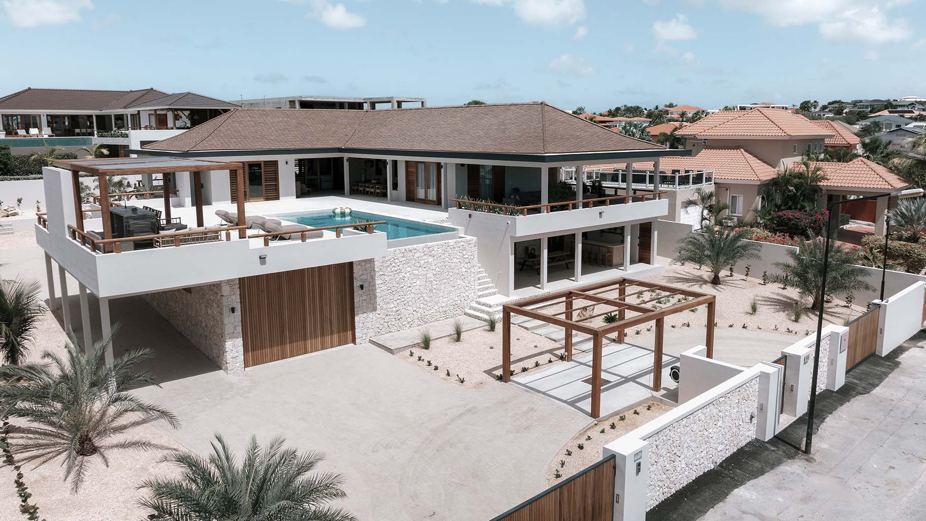 Zijwaartse garagedeur op Curaçao