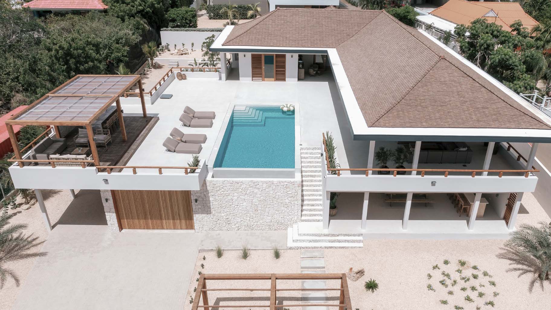 Houten zijwaartse garagedeur, elektrisch , op Curaçao bij Villa Nuru