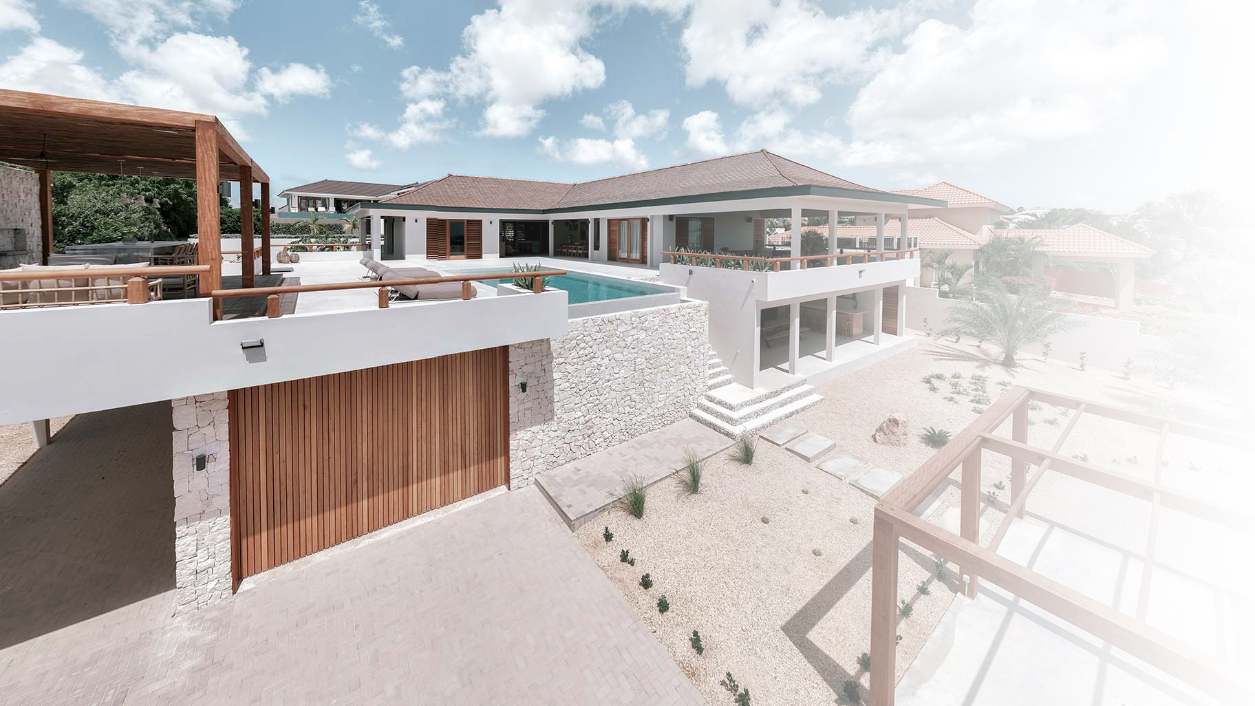 Houten taatsdeur als voordeur en sectionaaldeur voor op Curacao ter entree