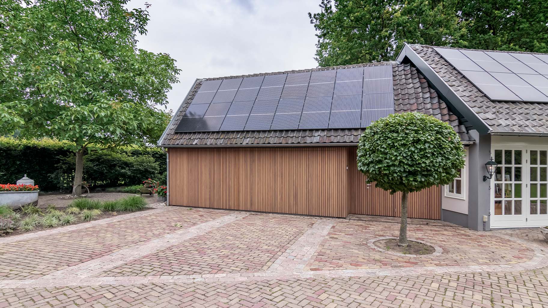 Ouderwetse boerderij met een moderne zijwaartse garagedeur