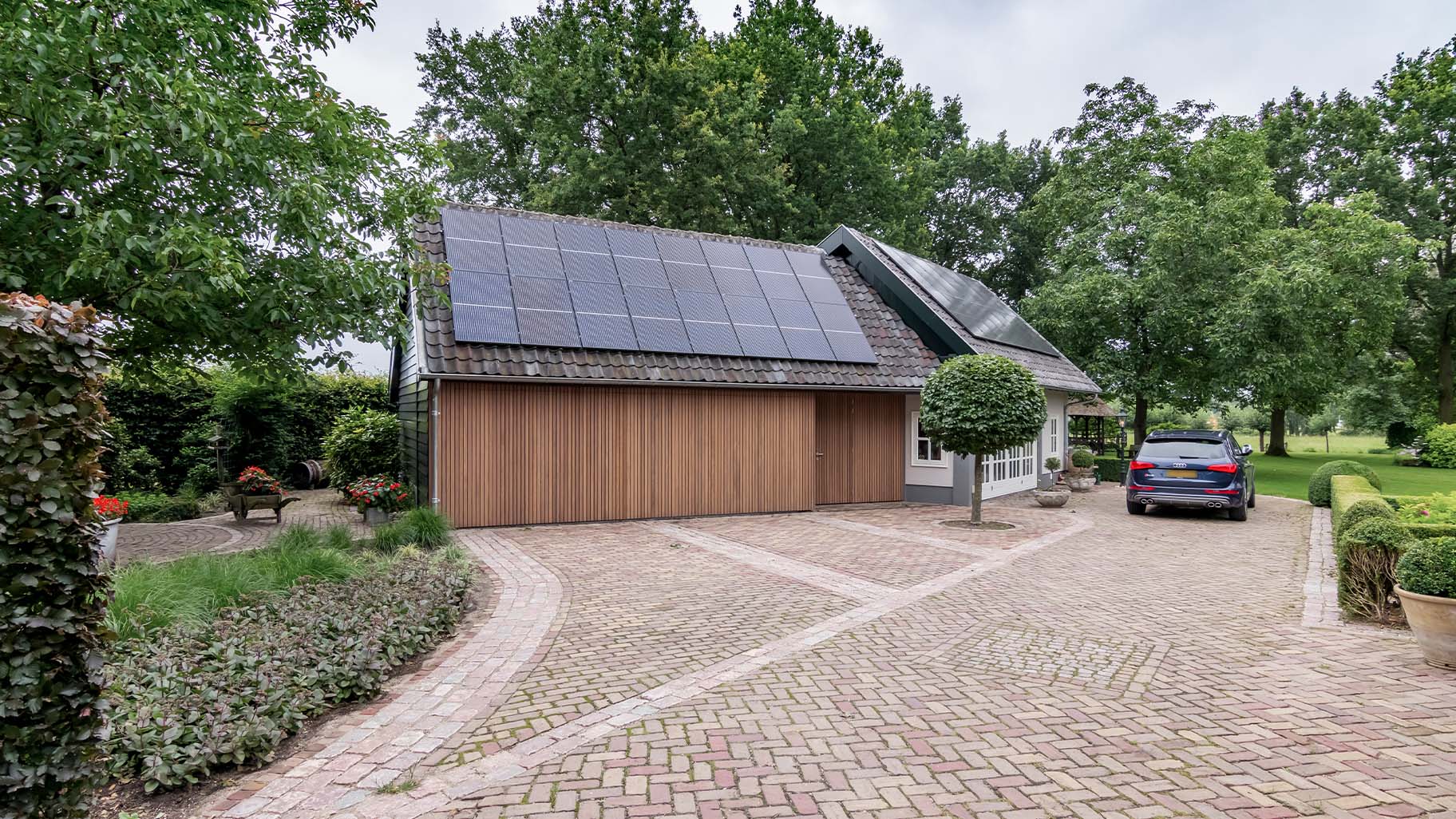 Ouderwetse boerderij met een moderne zijwaartse garagedeur