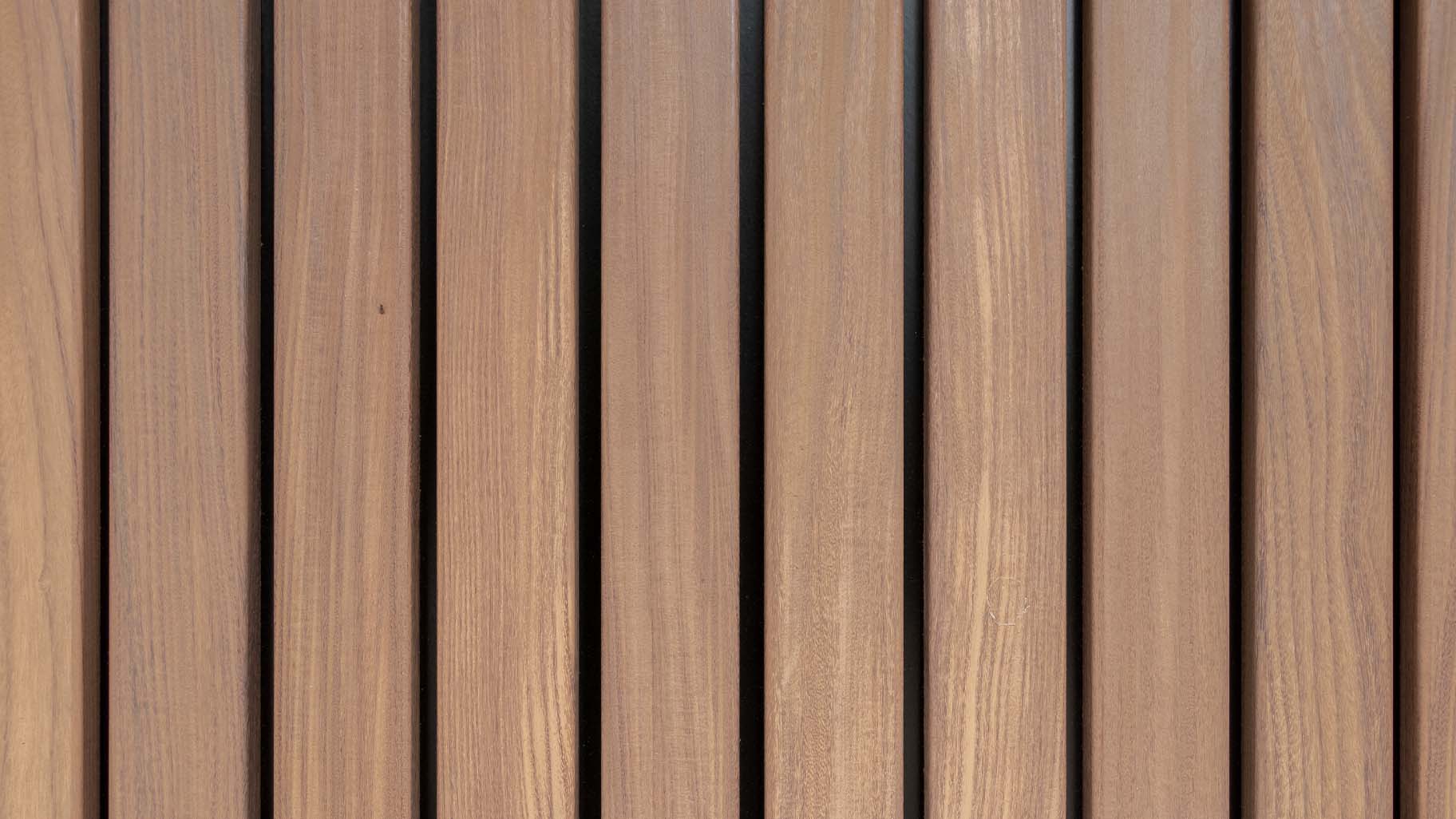 Dubbele zijwaartse houten garagedeur met auto's in de garage