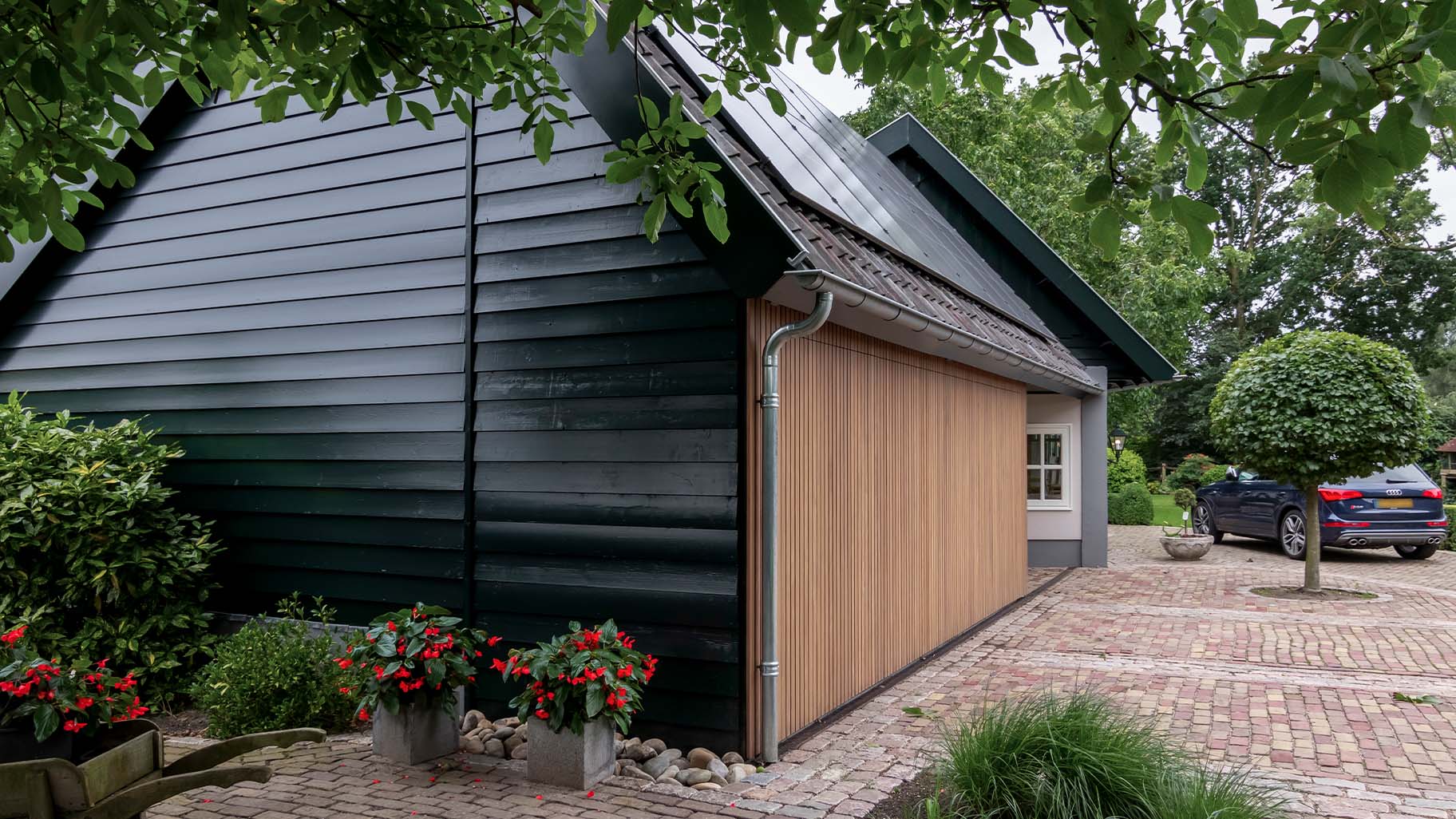 Ouderwetse boerderij met een moderne zijwaartse garagedeur