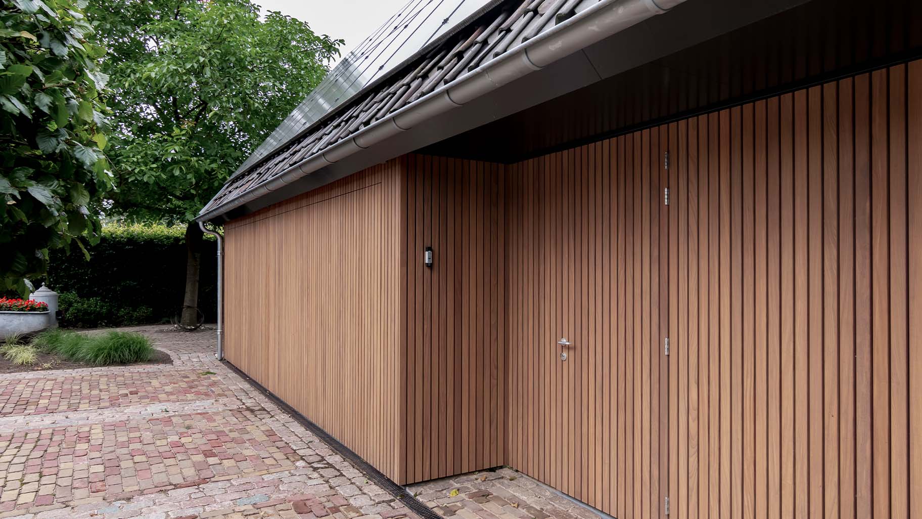 Ouderwetse boerderij met een moderne zijwaartse garagedeur