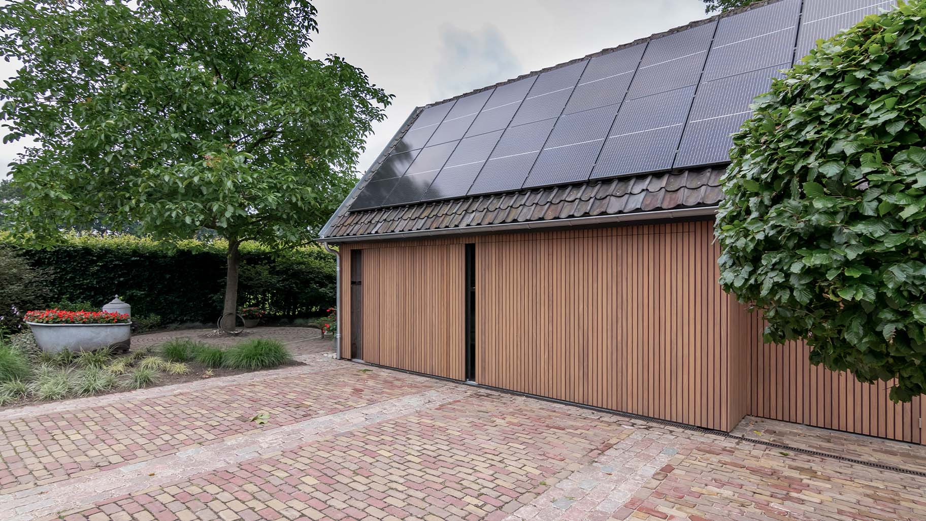 Ouderwetse boerderij met een moderne zijwaartse garagedeur
