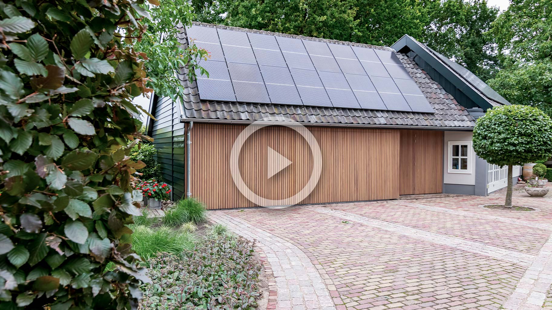 Dubbele zijwaartse houten garagedeur met auto's in de garage video