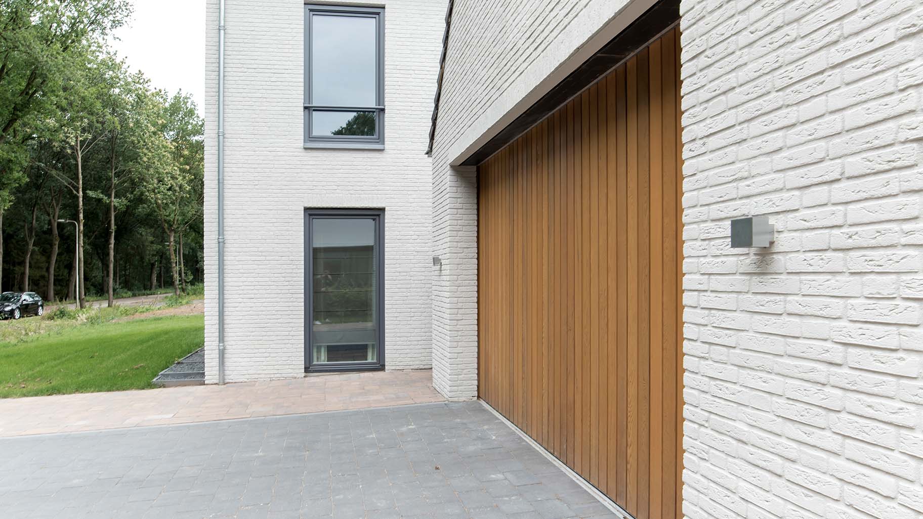 Zijwaartse sectionaaldeur van Red Cedar hout