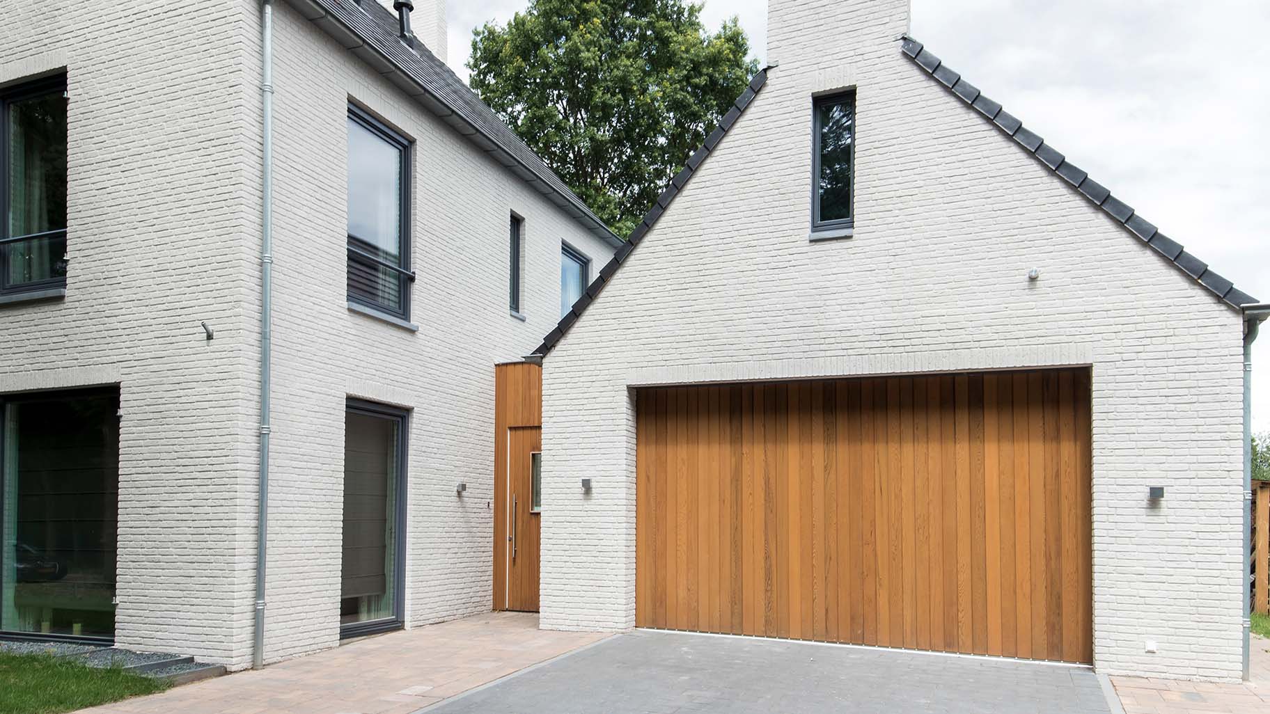 Zijwaartse sectionaaldeur van Red Cedar hout