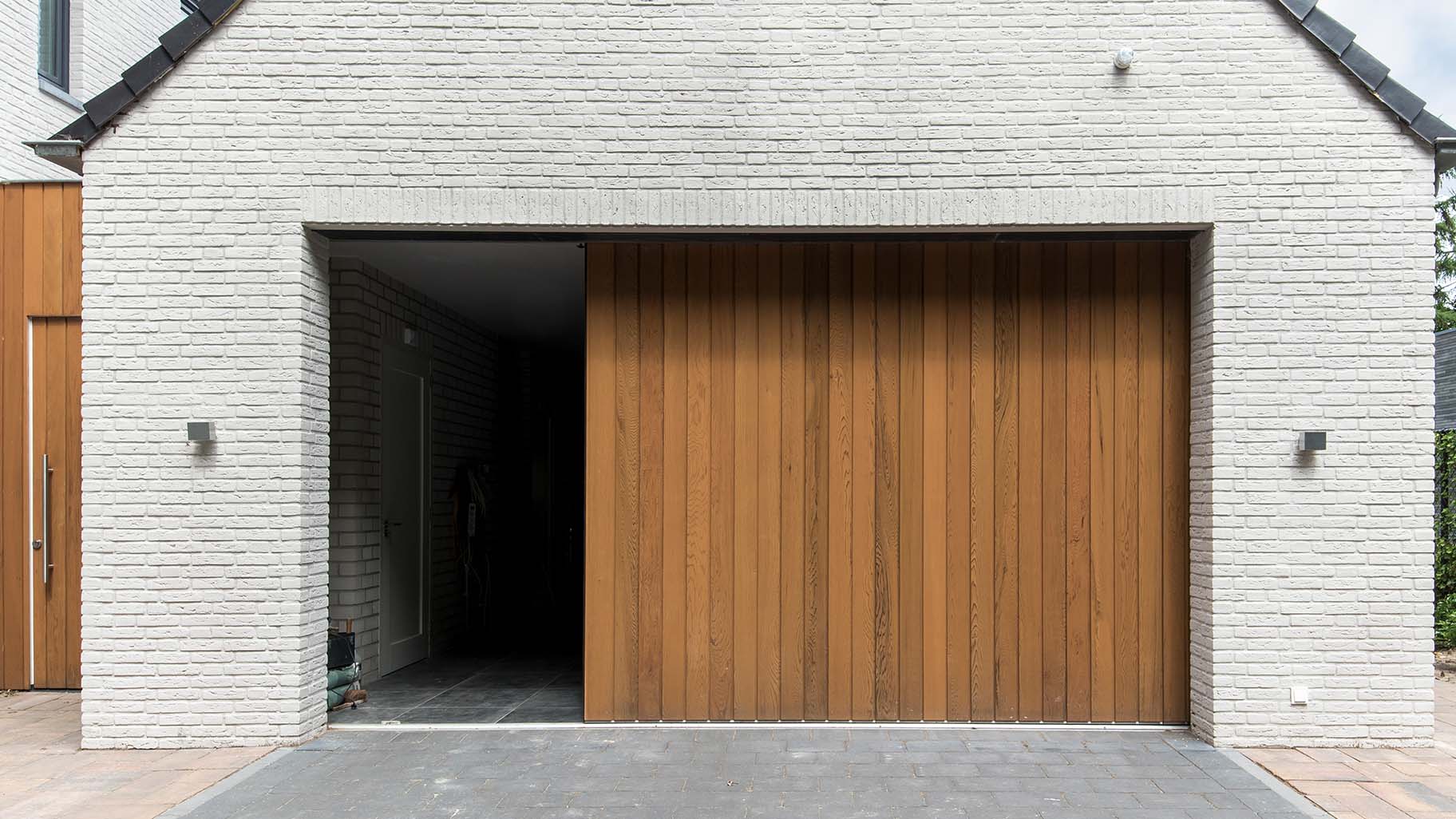Red Cedar houten zijwaartse garagedeur