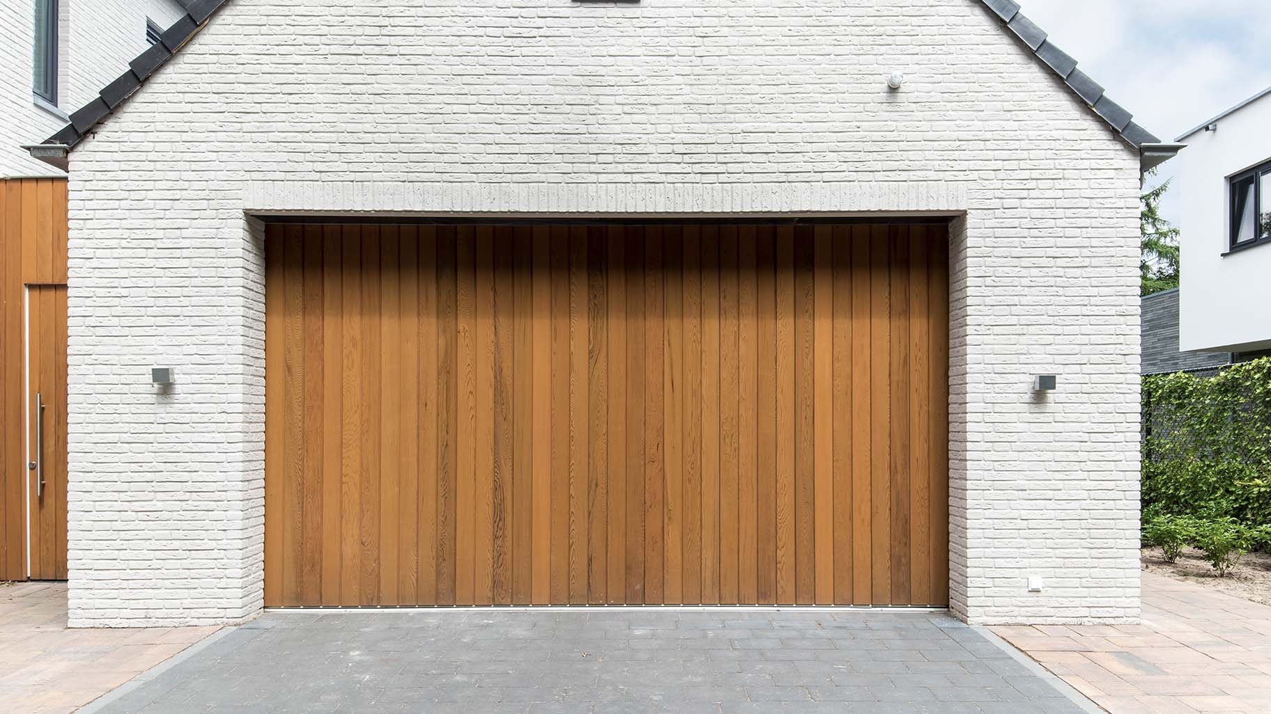 Red Cedar houten zijwaartse garagedeur